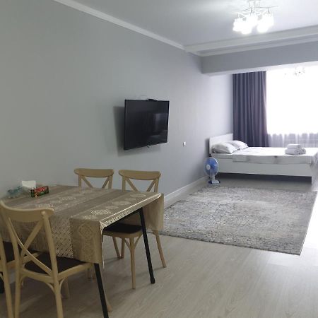 Центр Арбат Уютные Апартаменты В Новом Жк Almatý Exterior foto
