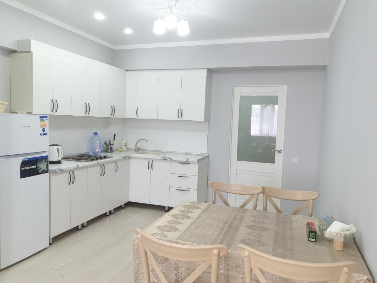 Центр Арбат Уютные Апартаменты В Новом Жк Almatý Exterior foto