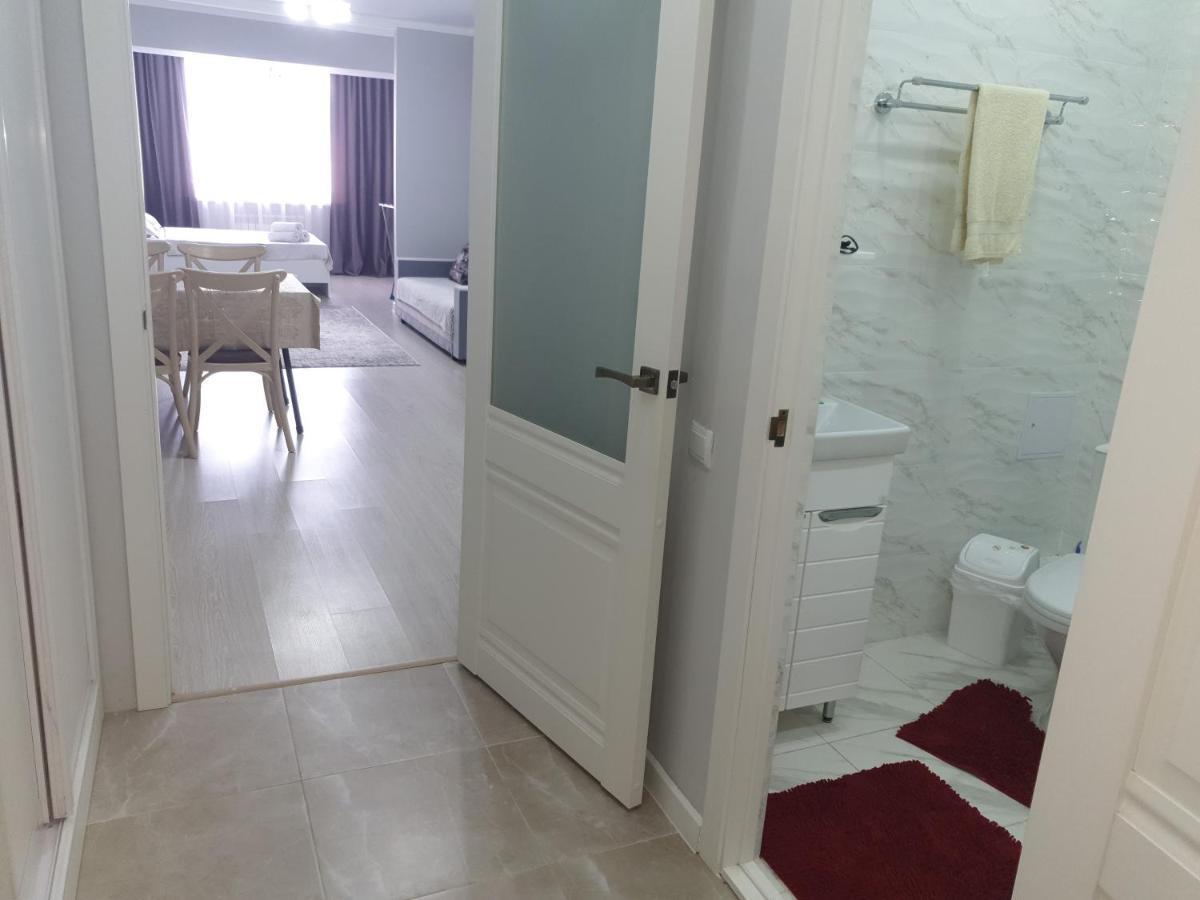 Центр Арбат Уютные Апартаменты В Новом Жк Almatý Exterior foto
