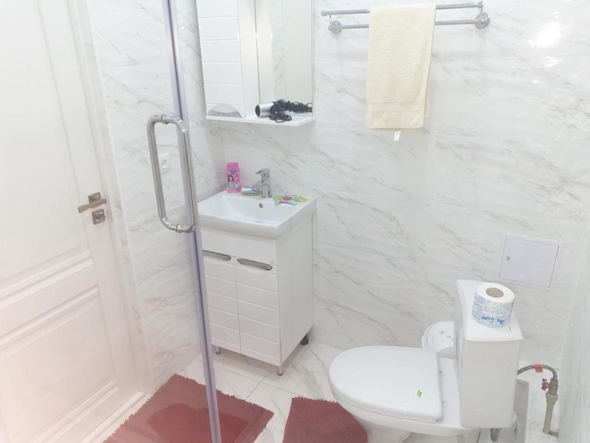 Центр Арбат Уютные Апартаменты В Новом Жк Almatý Exterior foto